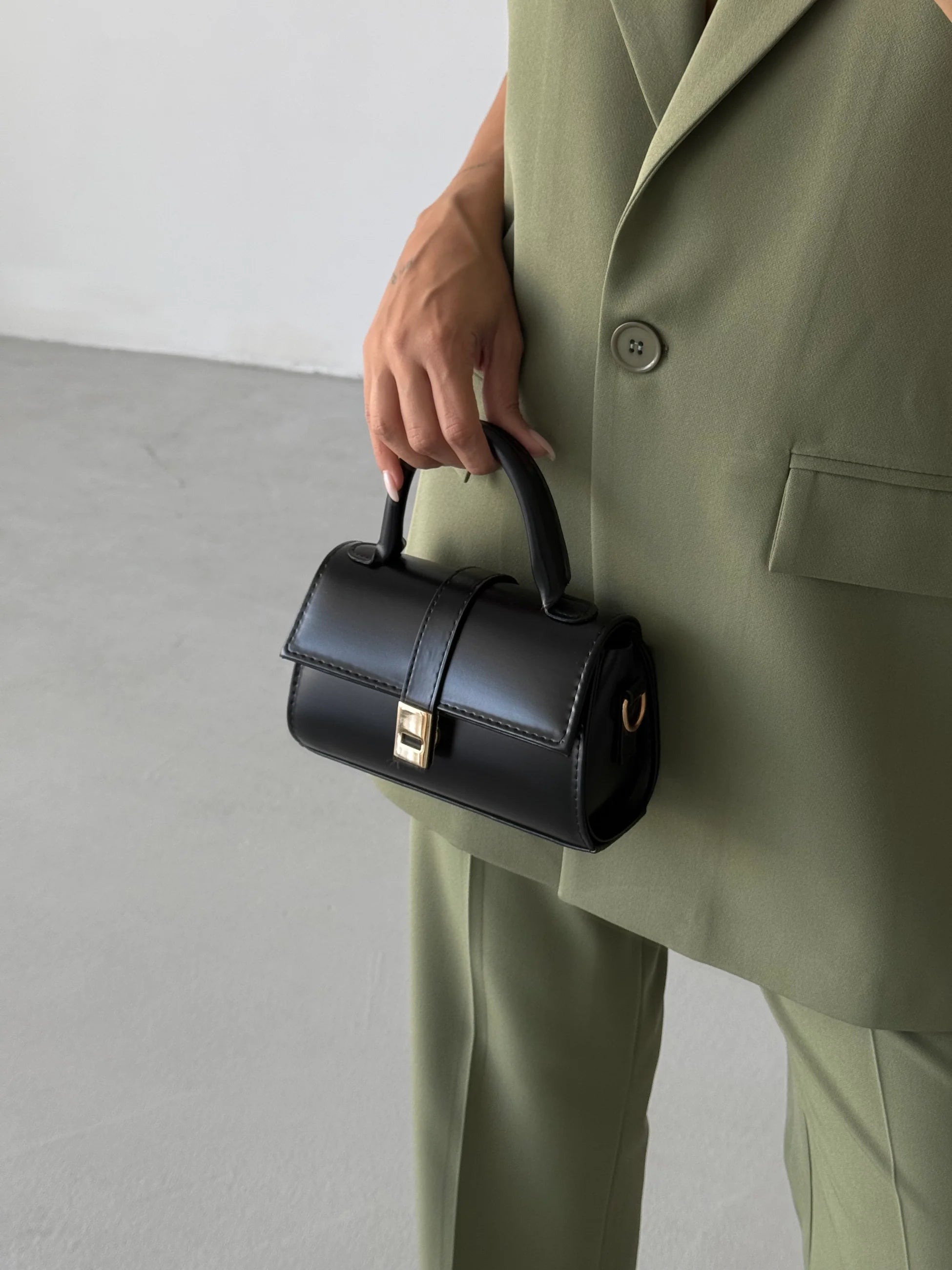 Kadın Kapaklı Uzun Askılı Çapraz Çanta Belly - Siyah