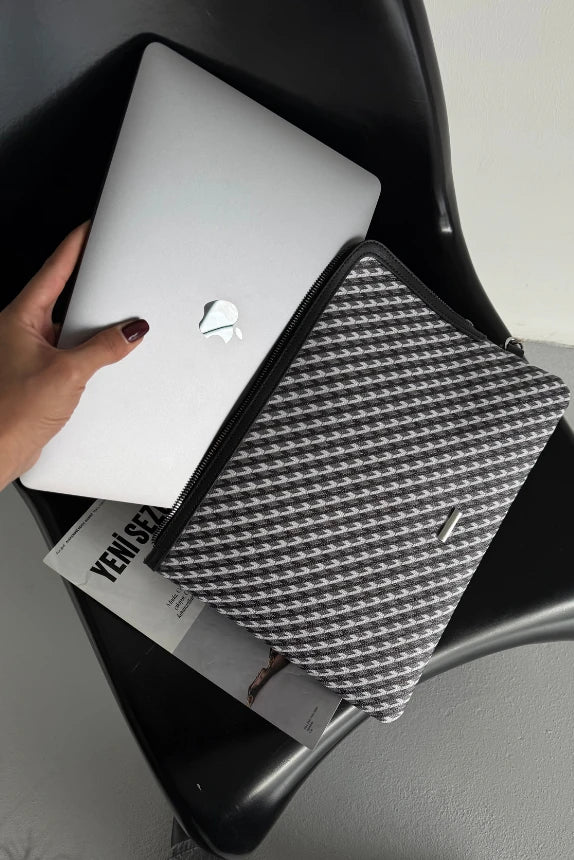 Monogram Desenli Dizüstü Bilgisayar Kılıfı Appy - Siyah