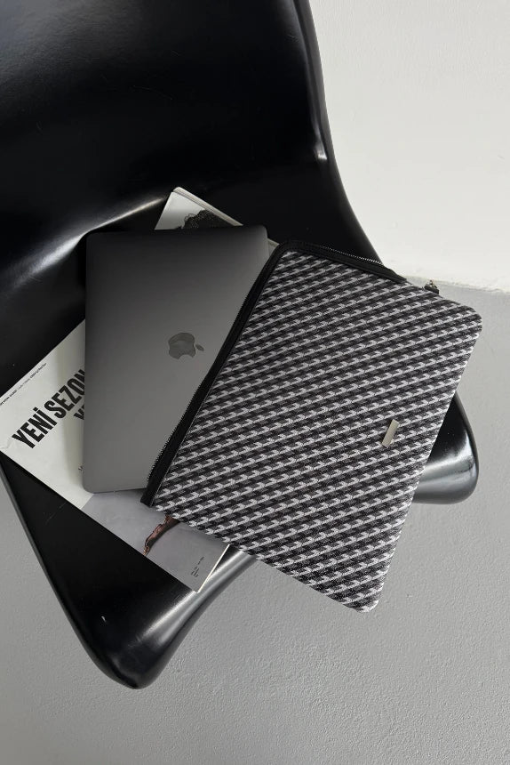 Monogram Desenli Dizüstü Bilgisayar Kılıfı Appy - Siyah