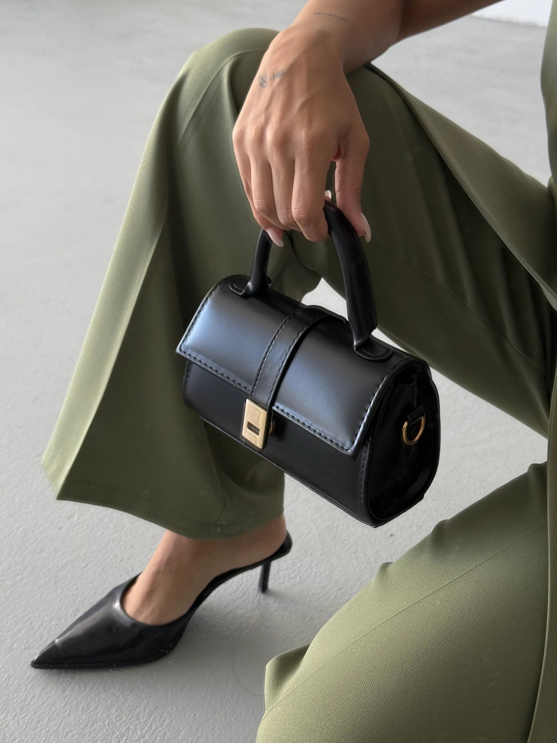 Kadın Kapaklı Uzun Askılı Çapraz Çanta Belly - Siyah