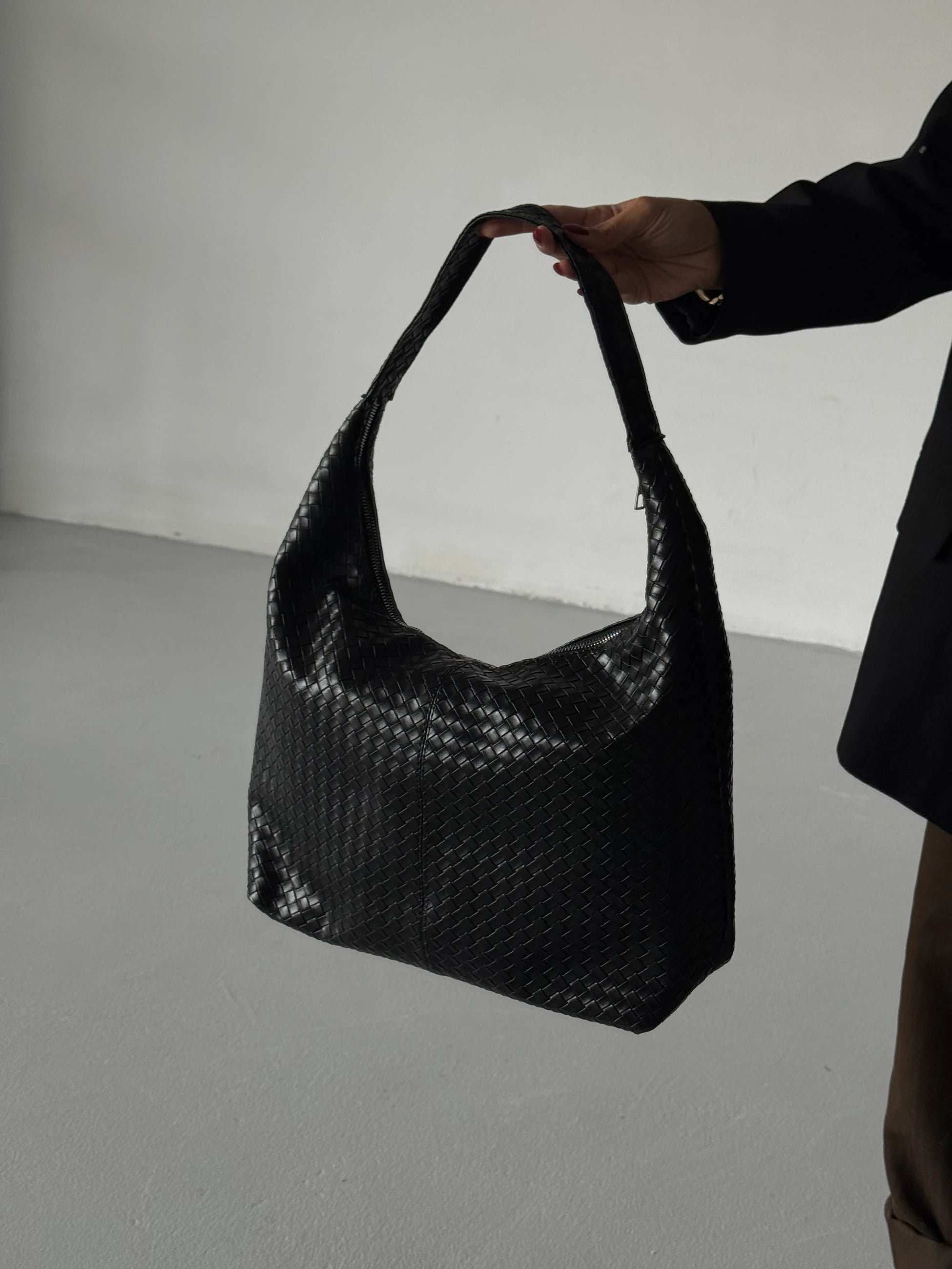 Kadın Salaş Fermuarlı Omuz Çantası Nora - Siyah Örgülü