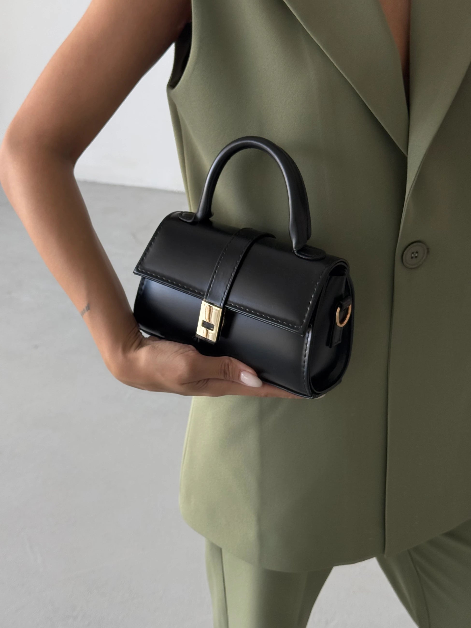 Kadın Kapaklı Uzun Askılı Çapraz Çanta Belly - Siyah