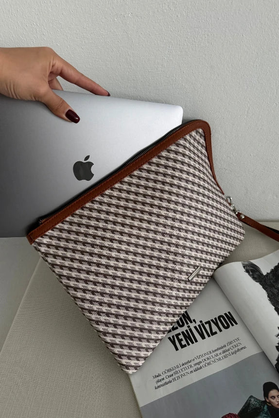 Monogram Desenli Dizüstü Bilgisayar Kılıfı Appy - Taba