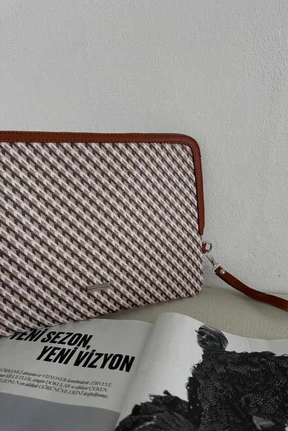 Monogram Desenli Dizüstü Bilgisayar Kılıfı Appy - Taba